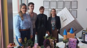 La artista Ángela Burón y otros participantes en el evento