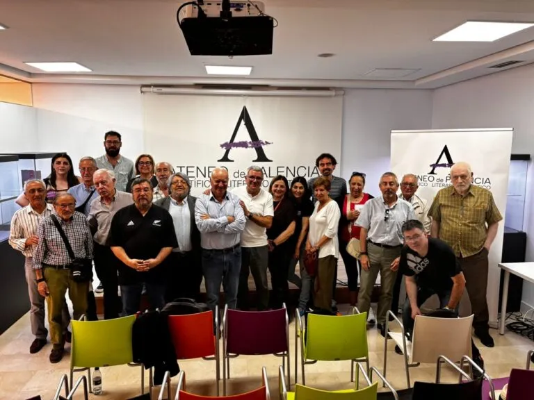 Grupo de socios del Ateneo de Palencia en asamblea extraordinaria