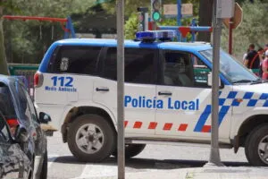 Vehículo de la policía local en la Avenida de Derechos Humanos