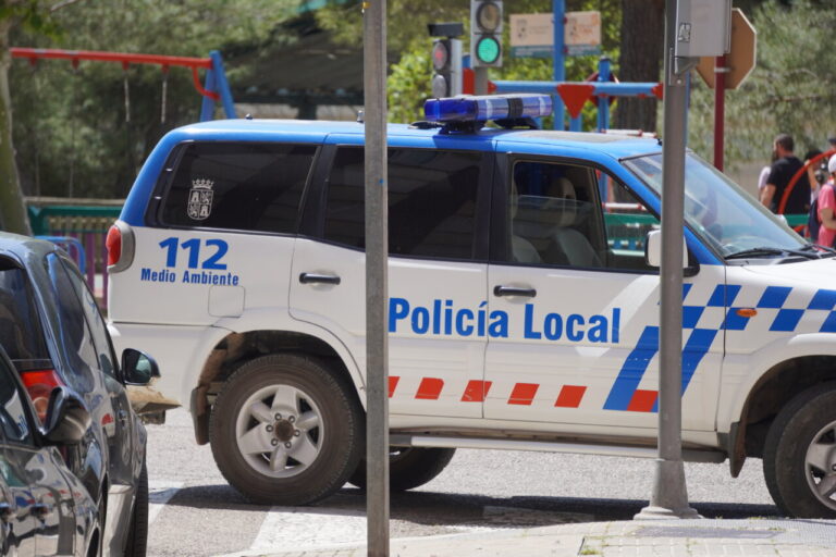 Vehículo de la policía local en la Avenida de Derechos Humanos