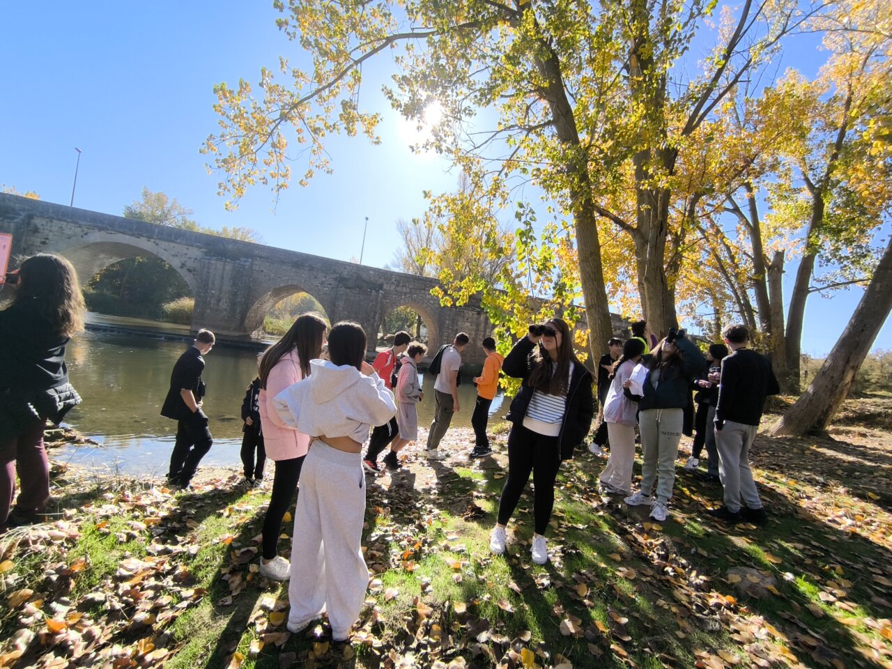 Estudiantes en el Aula de Medio Ambiente de Palencia junto al río en otoño