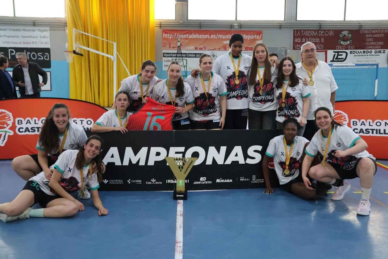 Equipo femenino de baloncesto de Venta de Baños celebrando su ascenso