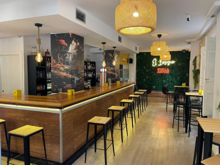 Interior del Bar El Bosque con barra y mesas