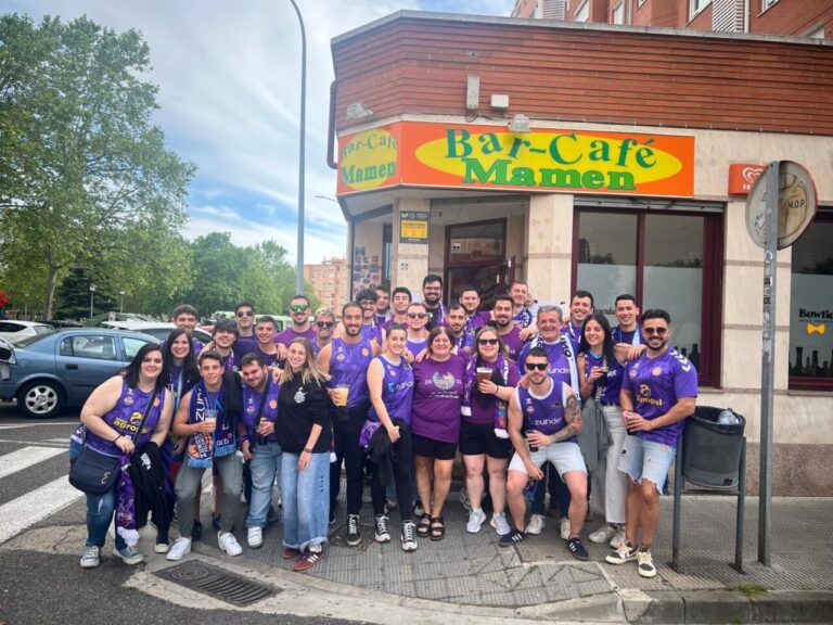 Grupo de aficionados en el Bar Mamen antes de un partido de baloncesto