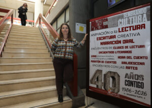 María José Sanchez, Directora de la Biblioteca Pública de Palencia, junto a cartel del 40 aniversario de la Biblioteca Pública de Palencia