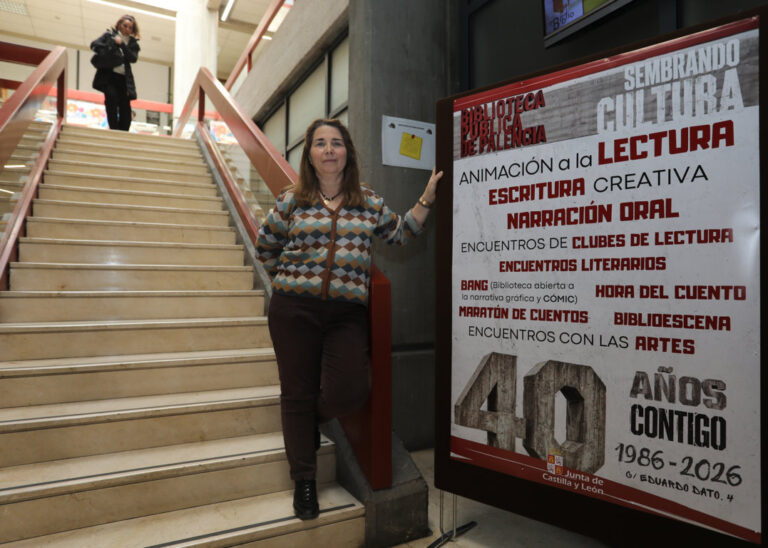 María José Sanchez, Directora de la Biblioteca Pública de Palencia, junto a cartel del 40 aniversario de la Biblioteca Pública de Palencia