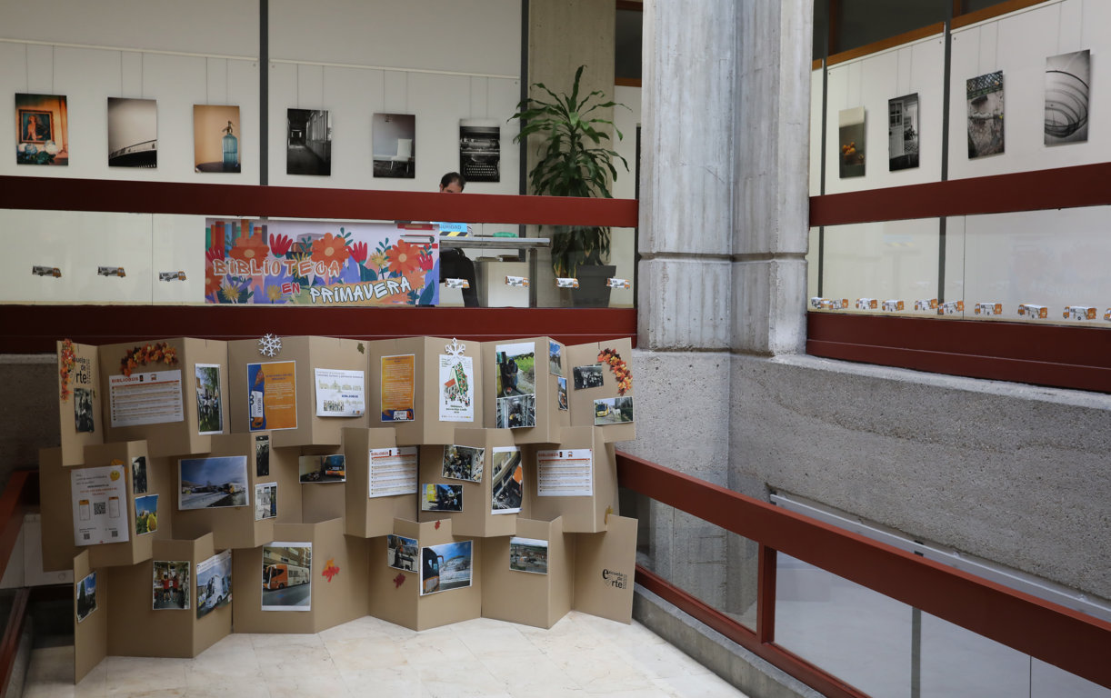 Exposición en la Biblioteca Pública de Palencia con decoración primaveral