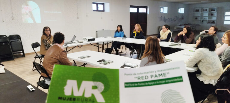 Mujeres en una jornada de liderazgo empresarial en un café