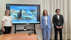 Presentación del servicio de oficina móvil de CaixaBank en Palencia