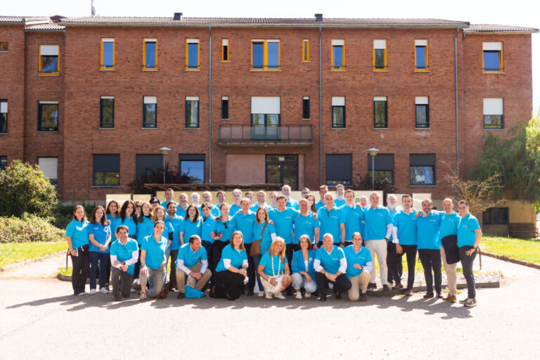 Grupo de voluntarios de CaixaBank en Aguilar de Campoo con camisetas azules