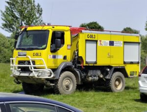 Camión de bomberos amarillo estacionado en un campo verde