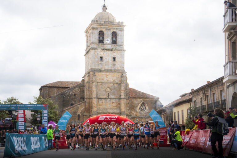 Corredores iniciando la carrera en el Campeonato de España de Subida Vertical en Brañosera.