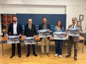 Presentación del Campeonato de Piragüismo en Torquemada con participantes y carteles