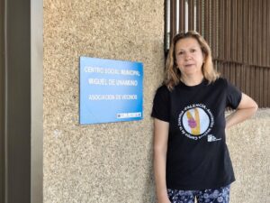 Mujer frente al Centro Social Municipal Miguel de Unamuno en Palencia