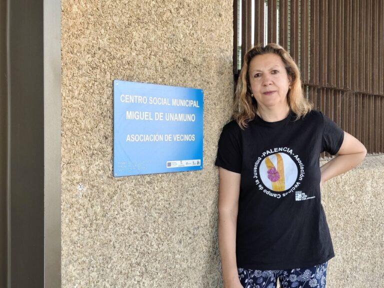 Mujer frente al Centro Social Municipal Miguel de Unamuno en Palencia