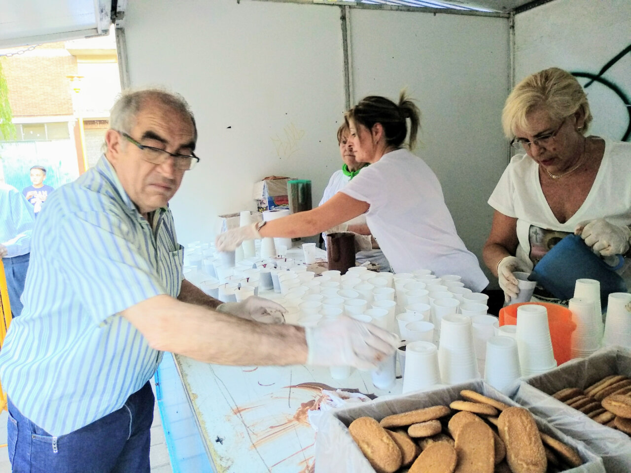 Voluntarios preparando bebidas y galletas en el Campo de la Juventud