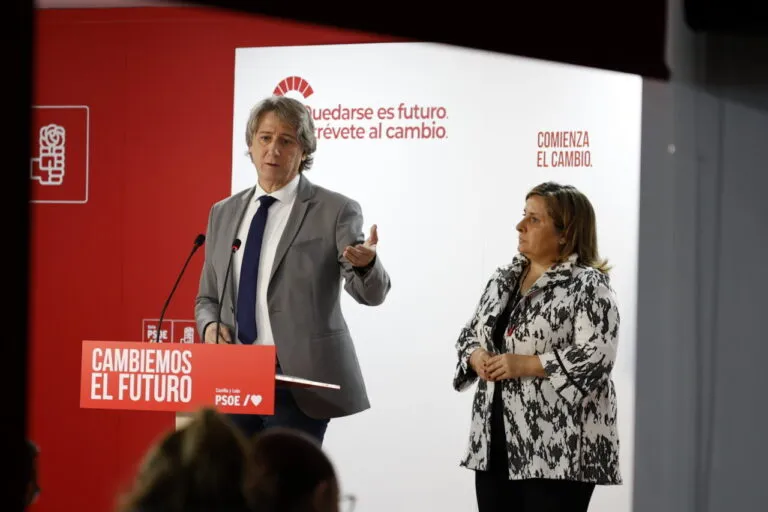 Carlos Martínez y otra persona en un evento político sobre Renault