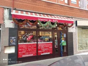 Fachada de la carnicería Los Robles decorada con guirnaldas