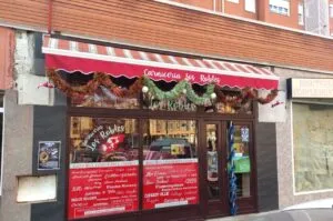 Fachada de la carnicería Los Robles decorada con guirnaldas