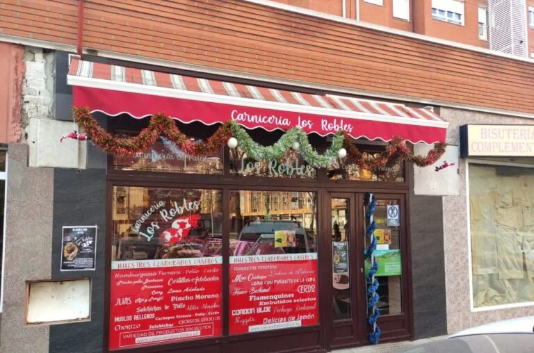 Fachada de la carnicería Los Robles decorada con guirnaldas