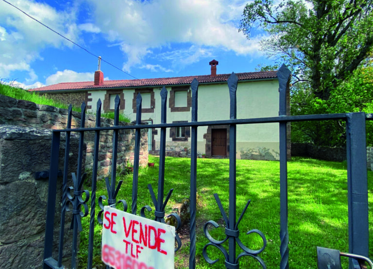 Casa en venta en Valberzoso con jardín y reja