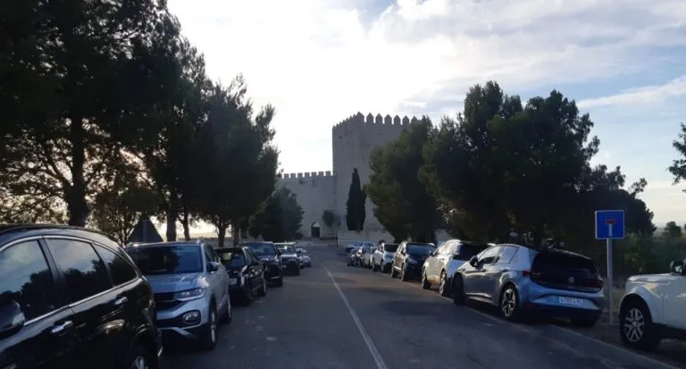 Vista del Castillo de Monzón con coches estacionados en primer plano