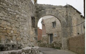 Vista de un arco de piedra en Castrillo de Onielo
