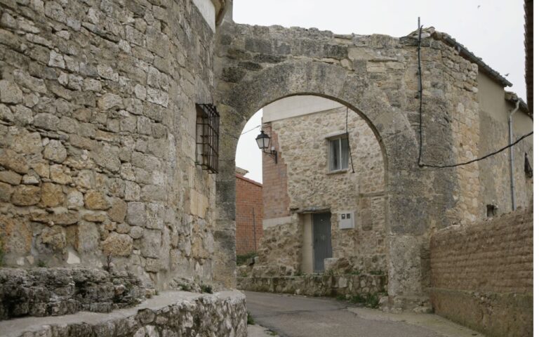 Vista de un arco de piedra en Castrillo de Onielo
