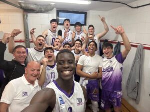 Jugadores del CB Palencia celebrando en el vestuario tras la final