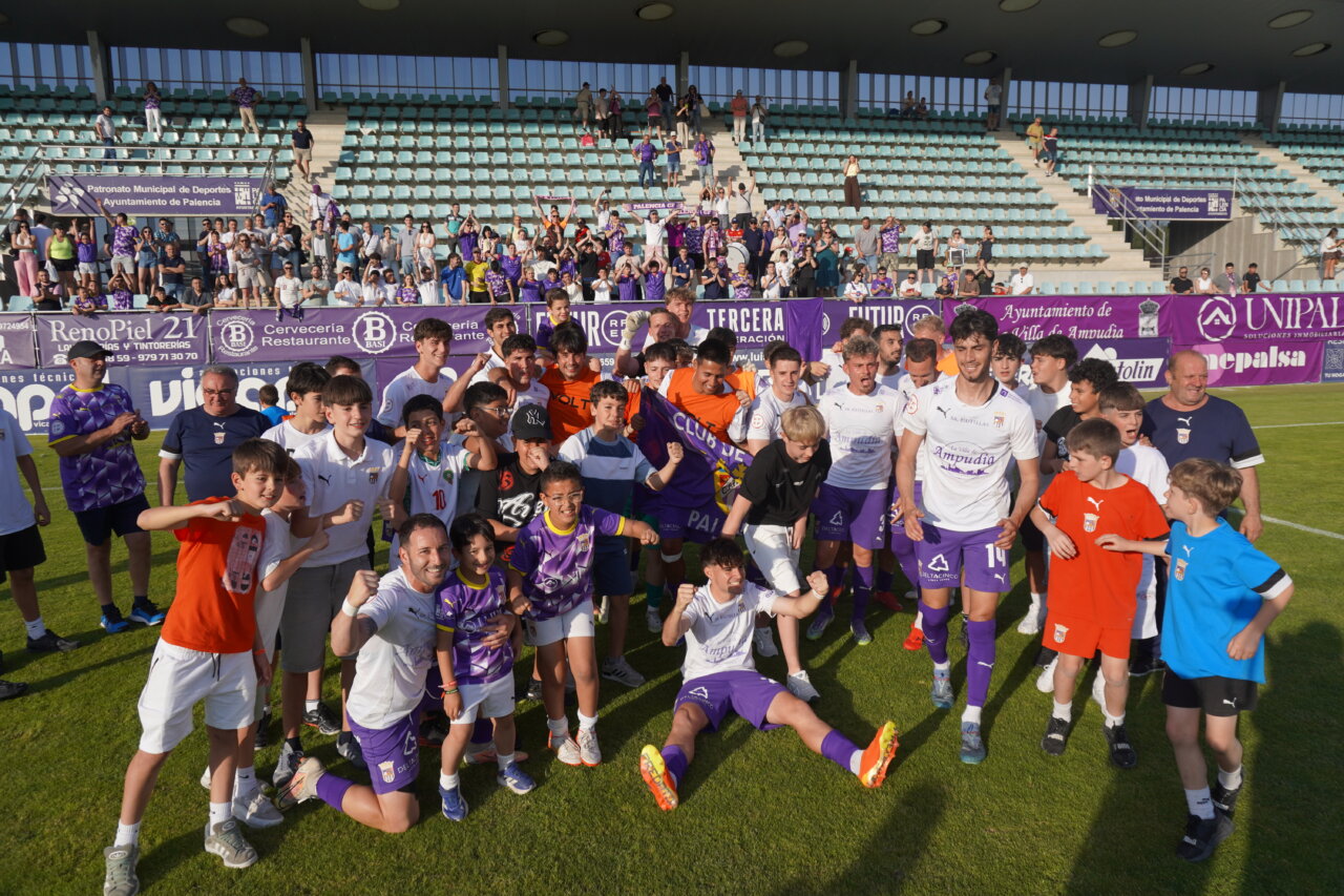 Jugadores y aficionados celebrando en el campo tras el partido de fútbol