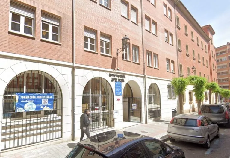Fachada del Centro de Formación Profesional López Vicuña en Palencia