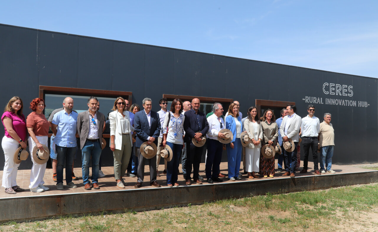 Grupo de personas en la presentación del CERES Rural Innovation Hub en Perales