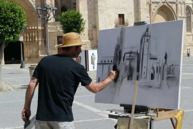 Artista pintando en la plaza durante el certamen de pintura en Palencia