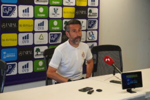 Chuchi Jorqués durante una conferencia de prensa sobre el playoff de fútbol.