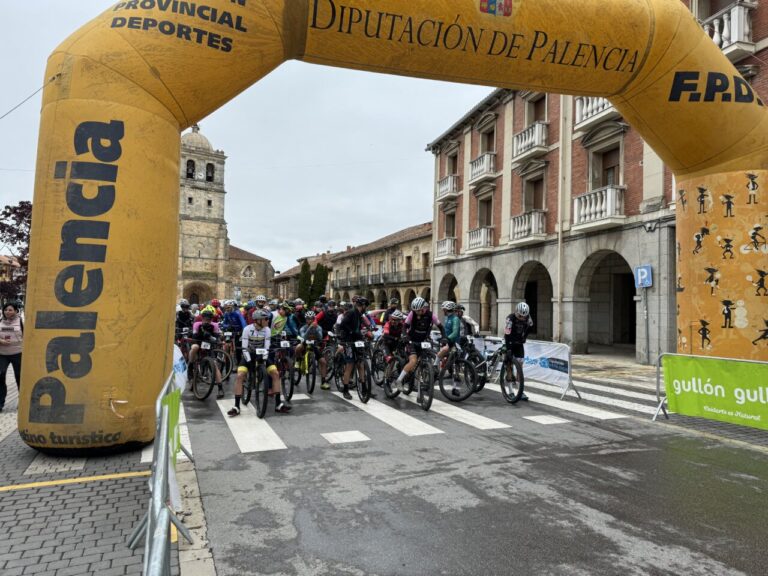 Ciclistas listos para la salida en el Circuito Provincial BTT en Aguilar de Campoo.