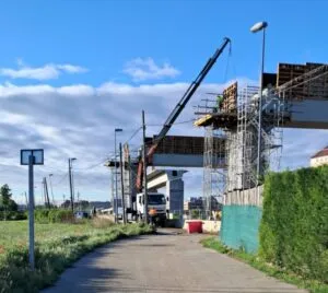 Obras en el Salto del Carnero en Palencia con maquinaria y trabajadores