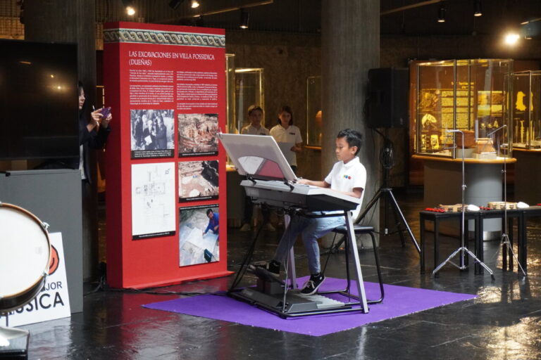 Niño tocando un teclado en el Museo de Palencia durante un concierto