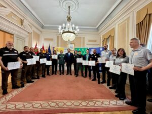 Profesionales de seguridad privada recibiendo menciones honoríficas en Palencia