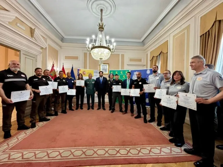 Profesionales de seguridad privada recibiendo menciones honoríficas en Palencia
