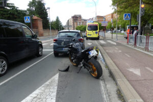 Motocicleta dañada tras un accidente en la avenida Madrid