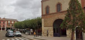 Vista de la conexión entre las plazas del Lino y del Trigo en Saldaña