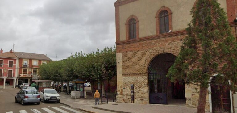 Vista de la conexión entre las plazas del Lino y del Trigo en Saldaña