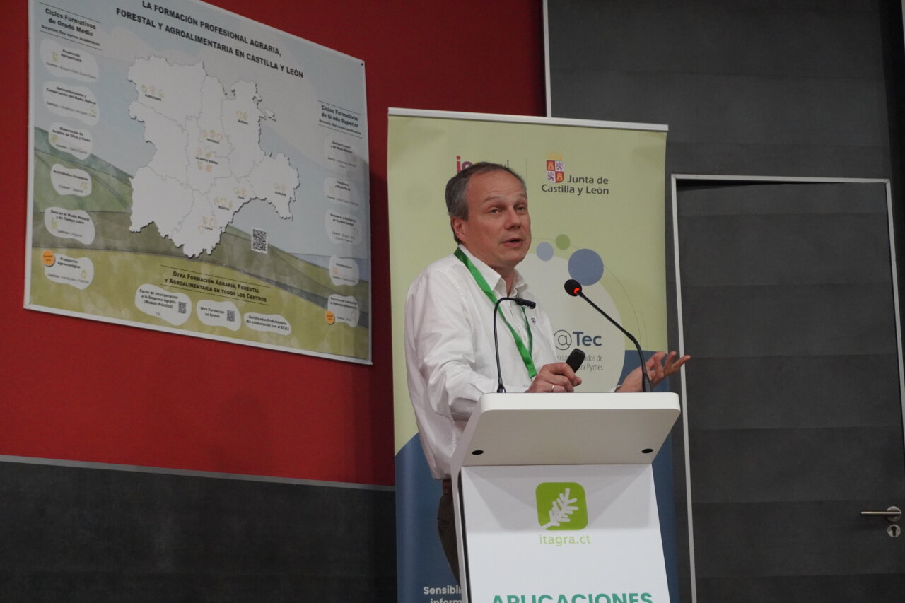 Constantino Valero hablando en el Foro Nacional de Robótica Aplicada en la Agricultura
