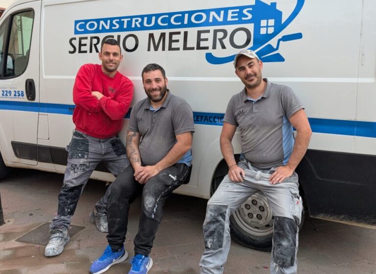 Equipo de Construcciones Sergio Melero posando junto a su vehículo de trabajo