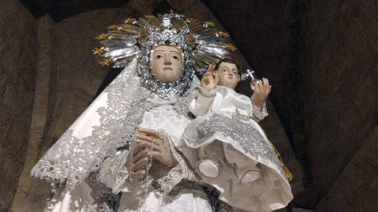 Imagen de la Virgen del Milagro con corona y niño en brazos