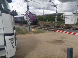 Camión y tren en paso a nivel cortado en Palencia