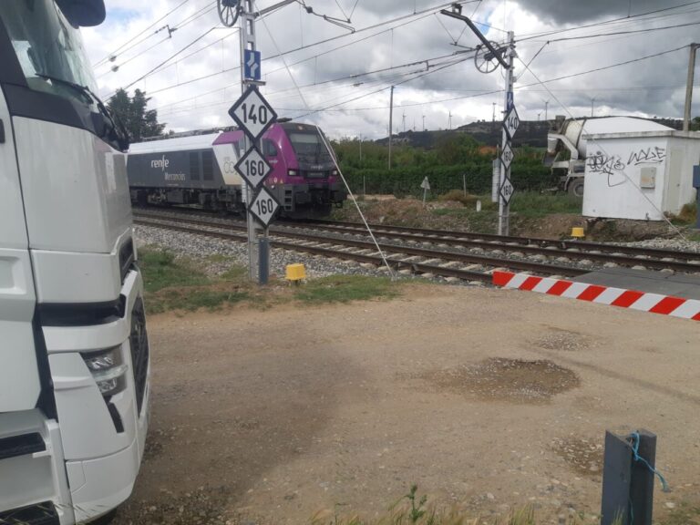 Camión y tren en paso a nivel cortado en Palencia