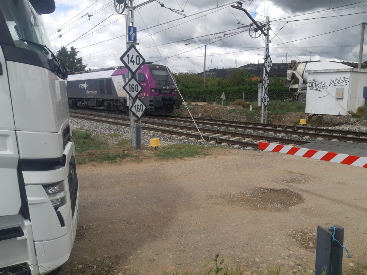 Camión y tren en paso a nivel cortado en Palencia