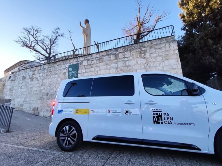 Vehículo del Ayuntamiento frente al Cristo del Otero en Palencia