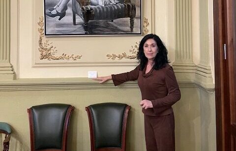 Begoña de Elorduy junto a su obra 'Ragtime' en el Casino de Palencia